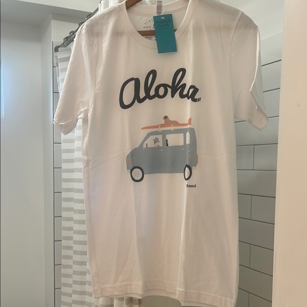 White Aloha Graphic T-Shirt NWT 🆕 women’s Size S🌞 ‼️PRICE DROP‼️
